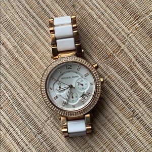 Michael Kor’s watch in rose gold and white